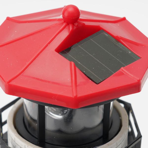 Solar-Deko-Leuchtturm mit rotierendem Reflektor: Stimmungsvolle LED-Gartenlaterne (rot-weiss) mit Lichtsensor für maritime Atmosphäre
