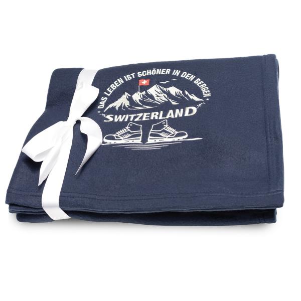 Kuschelig weiche Polar-Fleece-Decke, 250g/m², mit einzigartigem Sticklogo. Warm & leicht, ideal für Sofa & Bett. Premium-Decke für Komfort