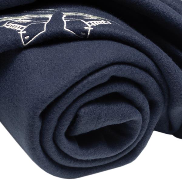 Kuschelig weiche Polar-Fleece-Decke, 250g/m², mit einzigartigem Sticklogo. Warm & leicht, ideal für Sofa & Bett. Premium-Decke für Komfort