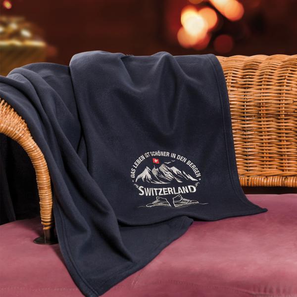 Kuschelig weiche Polar-Fleece-Decke, 250g/m², mit einzigartigem Sticklogo. Warm & leicht, ideal für Sofa & Bett. Premium-Decke für Komfort