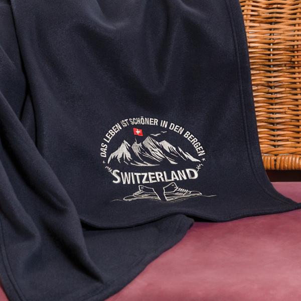 Kuschelig weiche Polar-Fleece-Decke, 250g/m², mit einzigartigem Sticklogo. Warm & leicht, ideal für Sofa & Bett. Premium-Decke für Komfort