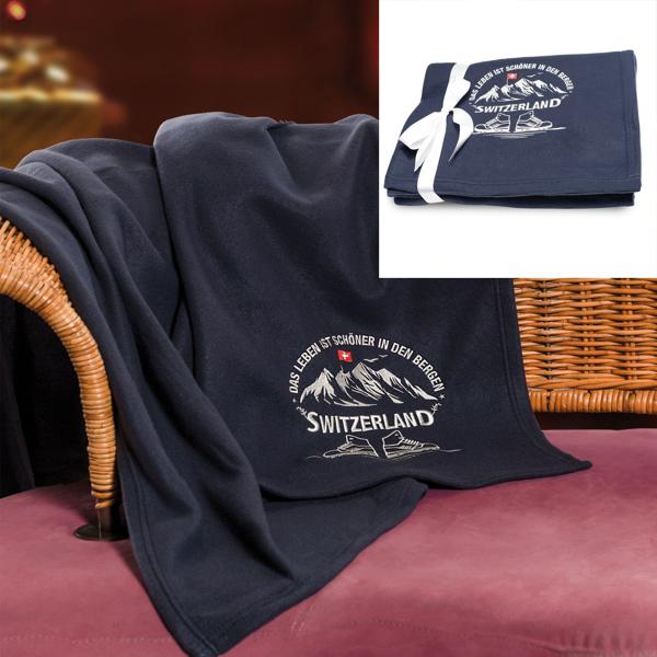 Kuschelig weiche Polar-Fleece-Decke, 250g/m², mit einzigartigem Sticklogo. Warm & leicht, ideal für Sofa & Bett. Premium-Decke für Komfort