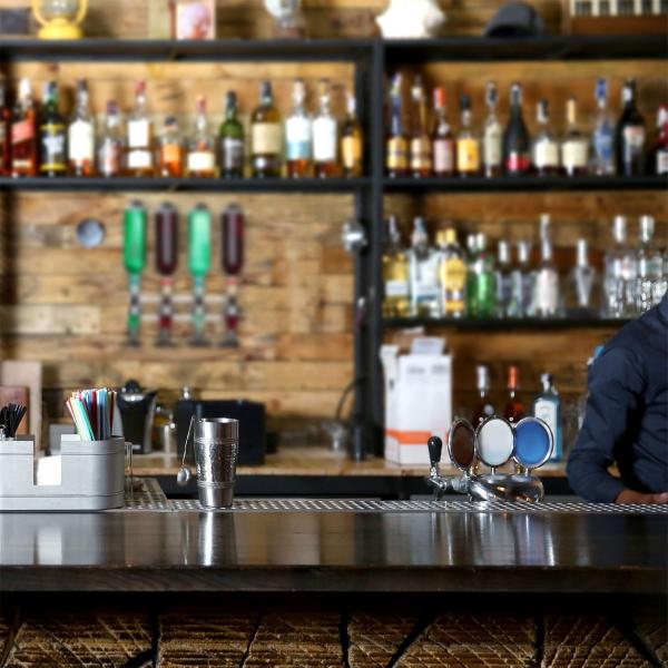 2er Set Getränkespender für 4 Flaschen, Wandmontage – Dosierer mit Finger-Push, ideal für Partyräume, Kellerbar & Gartenlaube, Bar-Zubehör