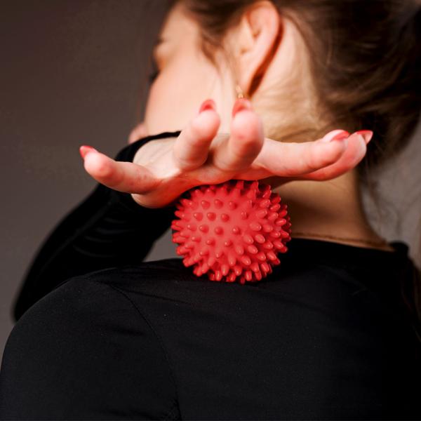 Massagebälle Set mit Noppen - 4 Igelbälle für Reflexzonenmassage, Fussreflexzonenmassage & Faszientraining - Ø 9 & 7,5 cm, rot/blau, PVC-Kunststoff