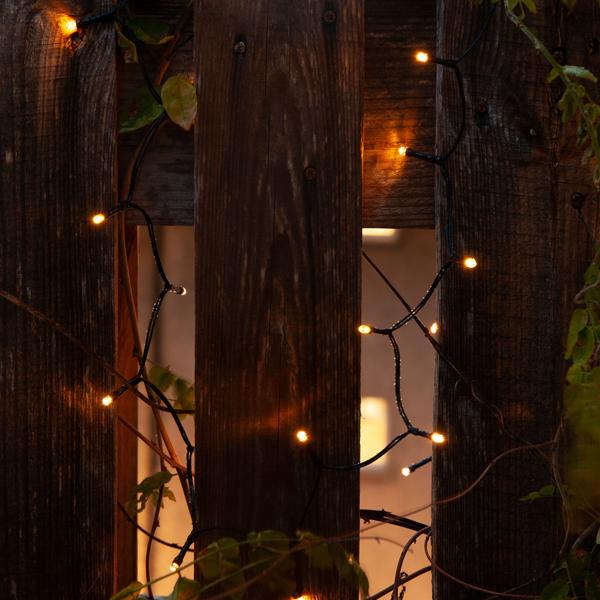 Solar LED-Lichterkette, 400 LEDs, 4m: schwarzer Draht, warmweisses Licht, IP44 – stimmungsvolle, energieeffiziente Aussenbeleuchtung