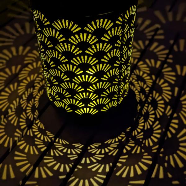 Solar Laterne Metall schwarz - Warmweisses Licht & goldene Applikationen - Ø 13 x H 23,5 cm - NiMH 250 mAh Akku - 6h Leuchtdauer - Garten, Balkon, Terrasse