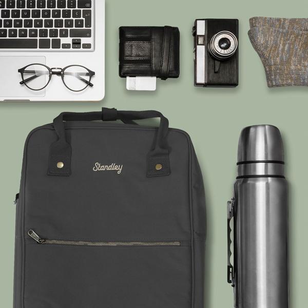 Robuster Rucksack mit integrierter Sitzgelegenheit (40x28x14 cm) – Wasserfest, schwarz, nur 1kg – Komfortabler Sitzrucksack für unterwegs