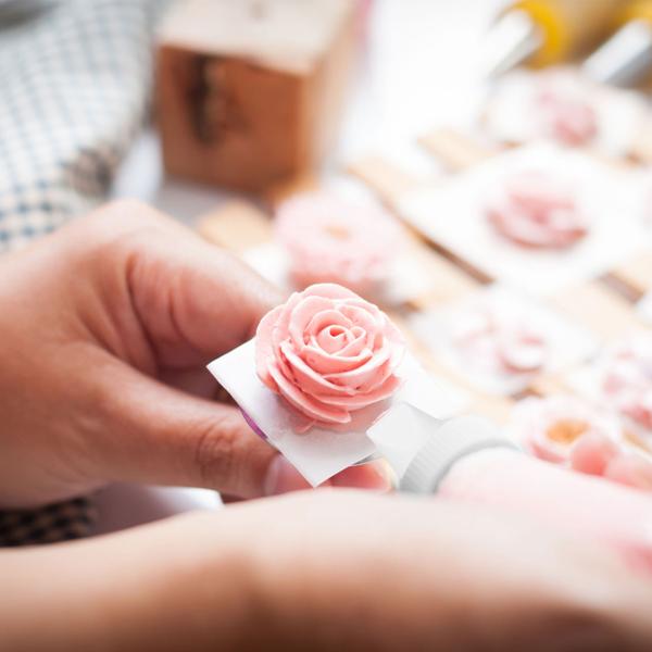 Spritzbeutel 20er-Set - inkl. 3 Spritztüllen für Torten Kuchen & Cupcakes - Einwegbeutel robust transparent hygienisch - für Backkreationen