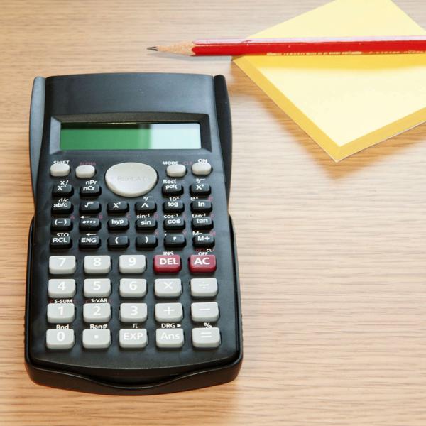 Wissenschaftlicher Taschenrechner, 240 Funktionen, schwarz. Präzise Berechnungen für Schule & Büro. Vielseitig, zuverlässig, ideal für komplexe Aufgaben