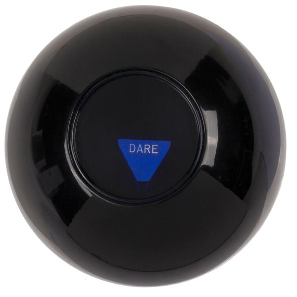 Trinkspiel Entscheidungsball - Zufallsaufgaben für unvergessliche Abende - robust, tragbar, Ø 10 cm, für Partys & Garten, batterie- und stromlos