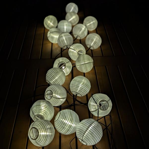 LED Lampion Lichterkette, Solar, warmweiss, 20 weisse Lampions, 3,8m, IP44, effektvolle Solarlichterkette für Balkon, Terrasse, Garten, Bäume u.v.m
