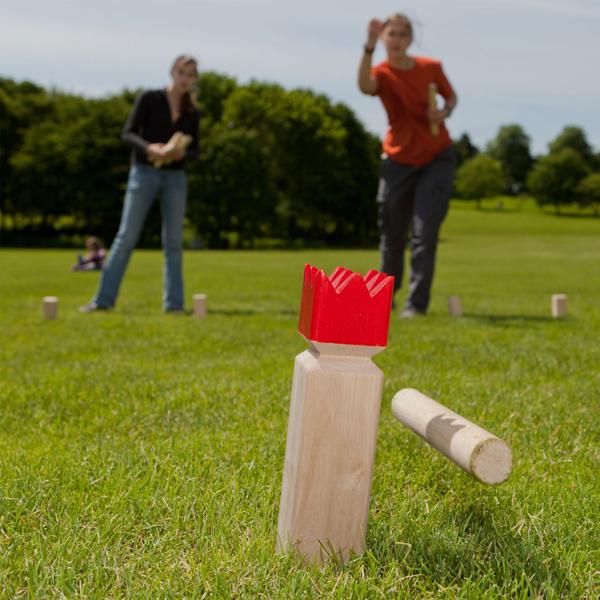 Wikingerspiel Kubb aus Vollholz - Outdoor-Spass für 2-12 Personen im Garten & Park - inkl. rotem König & praktischer Netztasche - fördert Teamgeist