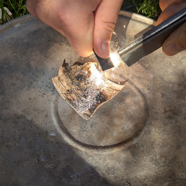 Magnesium Feueranzünder mit Schaber und integriertem Feuerstahl, Survival Feuerstarter für Lagerfeuer, Holzöfen, Camping und Outdoor Abenteuer