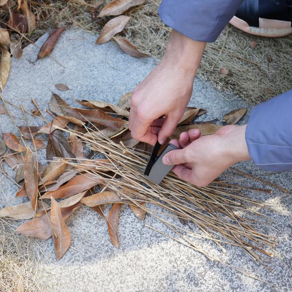 Magnesium Feueranzünder mit Schaber und integriertem Feuerstahl, Survival Feuerstarter für Lagerfeuer, Holzöfen, Camping und Outdoor Abenteuer