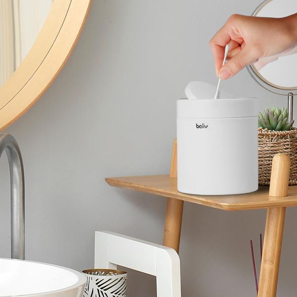 Schicker Schwingdeckeleimer aus Metall (1,25L): Weisser Abfalleimer mit praktischem Schwingdeckel – zeitloses Design für Bad, Küche & Co