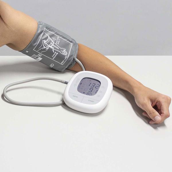 Blutdruckmessgerät mit Farbanzeige - Grosse LCD-Anzeige, 2x60 Speicher, Herzrhythmusstörungserkennung - Oberarmmanschette 22-42 cm für präzise Messung