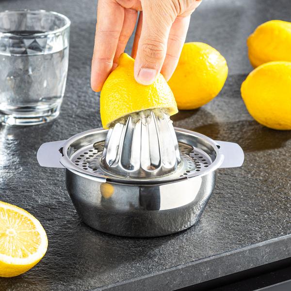 Zitronenpresse Manuell Edelstahl - Für frisch gepresste Fruchtsäfte mit Sieb & Auffangschale - Hygienisch, rostfrei, spülmaschinengeeignet, 16.5x13x10cm