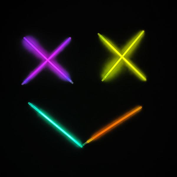 Knicklichter Set 90 Stück - Für Parties, Outdoor & Camping - 5 Neonfarben - 22 cm Länge - Inkl. Verbindungshüllen - Chemolumineszenz-Licht ohne Flammen