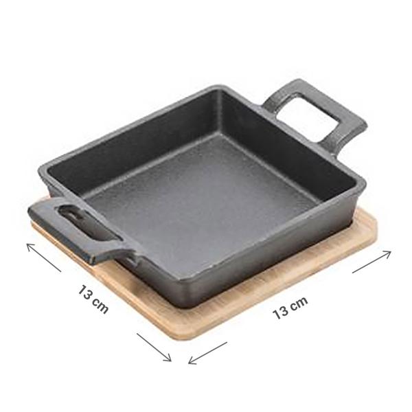 4er-Set Quadratische Servierpfanne aus Gusseisen, 2 Henkel, Bambusbrett als eleganter Untersetzer, Ø 13cm, Pfanne für Gratin, Tapas, Curry und Fleisch