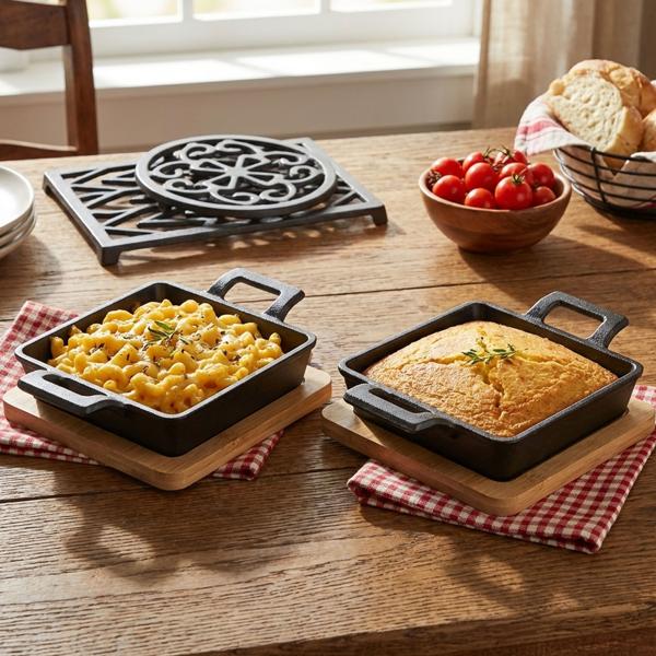 2er-Set Quadratische Servierpfanne aus Gusseisen, 2 Henkel, Bambusbrett als eleganter Untersetzer, Ø 13cm, Pfanne für Gratin, Tapas, Curry und Fleisch