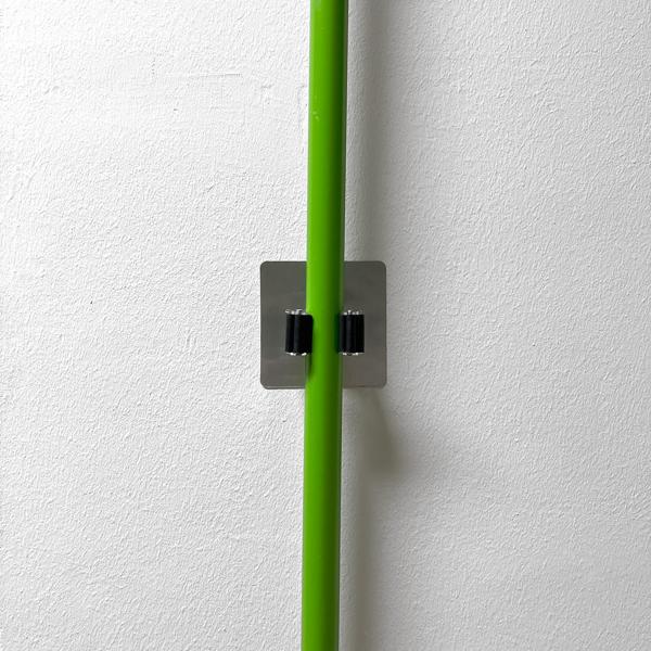 Besen Aufhängung mit Klebebefestigung - Stabiler Besenhalter für Putzkammer Küche Keller - Platzsparender Gerätehalter anthrazit