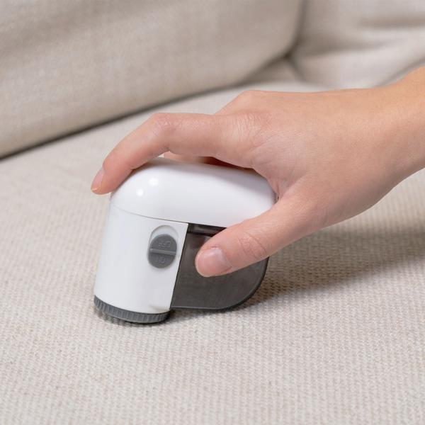 Mini-Fusselrasierer für Kleidung - entfernt Fussel, Noppen & Knötchen - batteriebetrieben, Metall-Flusengitter & Auffangbehälter - inkl. Schutzkappe & Reinigungsbürste