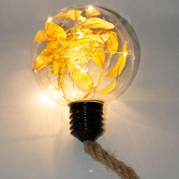 Glaskugel mit Goldblättern - 10 warmweisse LEDs, zum Aufhängen - Stilvolle Dekokugel für Herbst, Winter, Weihnachten & Advent - Ø 2 AA Batteriebetrieb