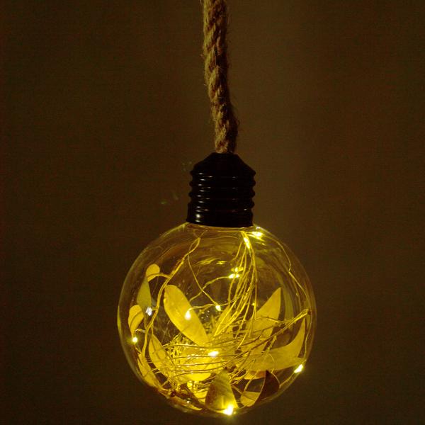 Glaskugel mit Goldblättern - 10 warmweisse LEDs, zum Aufhängen - Stilvolle Dekokugel für Herbst, Winter, Weihnachten & Advent - Ø 2 AA Batteriebetrieb