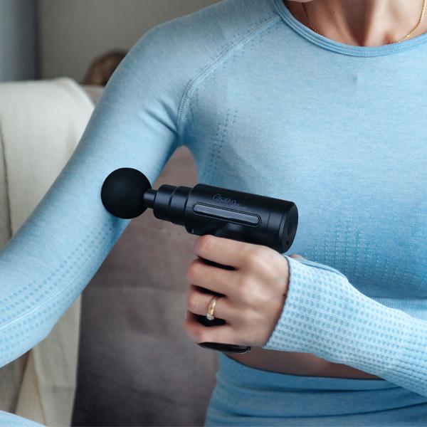 Kompakte Hand-Massagepistole, Massage Gun mit Akku u. 4 Aufsätzen, USB-C, 25 W, Massagegerät für eine entspannte Muskulatur