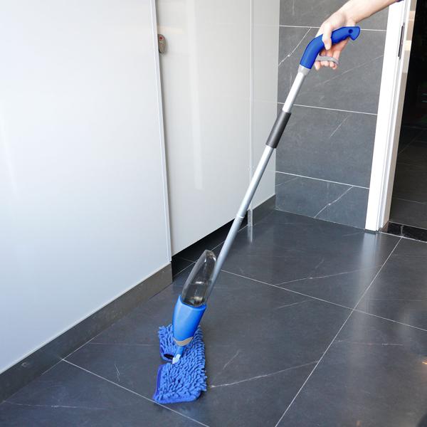 Praktischer 2 in 1 Bodenwischer nass-trocken mit Sprühfunktion, FastSwap, Wassertank 700 ml, 180°-Schwenkkopf, inkl. 2 Wischtüchern