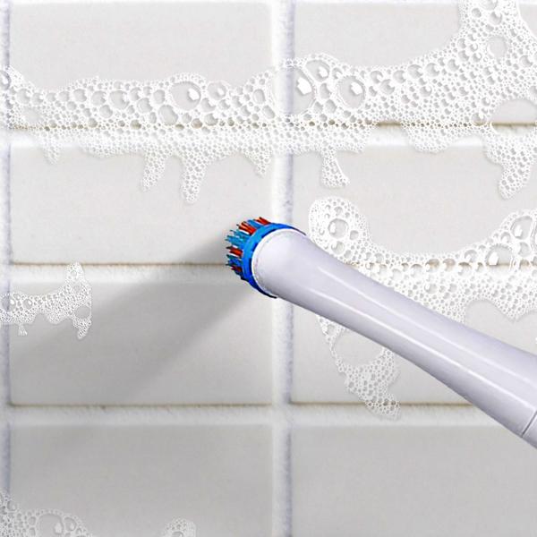 Elektrische Reinigungsbürste mit 4 Aufsätzen