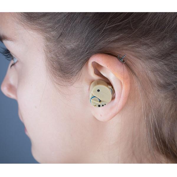 Mini-Hörverstärker - Diskret, leicht bedienbar für Kino/Theater & Sicherheit im Strassenverkehr - Inkl. Reinigungsbürste, 3 Ohrstöpsel, 7 Batterien - 6,5x5x1cm