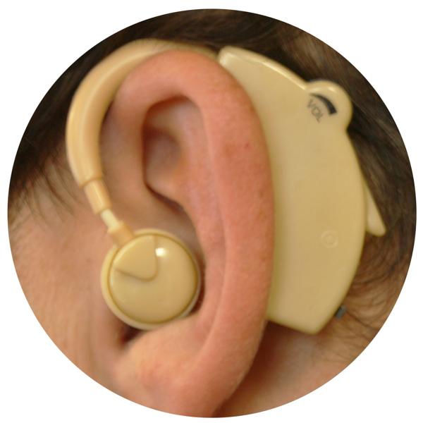 2er-Set Hörverstärker mit Bügel - Mini-Hörgerät für Gespräche & Alltagsgeräusche - klare Klangqualität, inkl. 3 Ohrstöpsel & 3 Batterien AG13 (6,5x5x1cm)