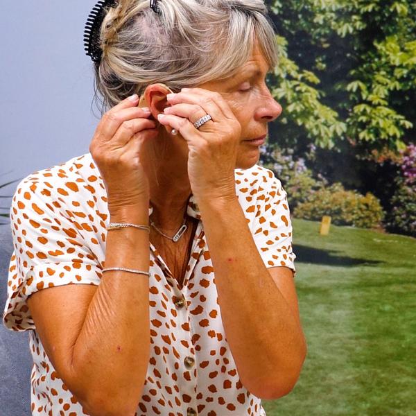 2er-Set Hörverstärker mit Bügel - Mini-Hörgerät für Gespräche & Alltagsgeräusche - klare Klangqualität, inkl. 3 Ohrstöpsel & 3 Batterien AG13 (6,5x5x1cm)