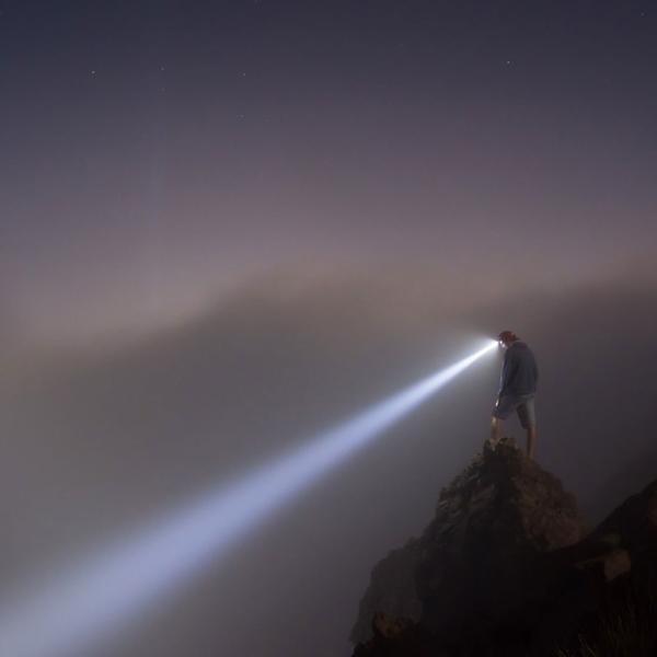 Stirnlampe mit flexiblem Kopfband und Zoomfunktion - Ideal für Outdoor, Camping & Wandern - 3 Leuchtmodi, 60 Lumen, IP44 Spritzwassergeschützt