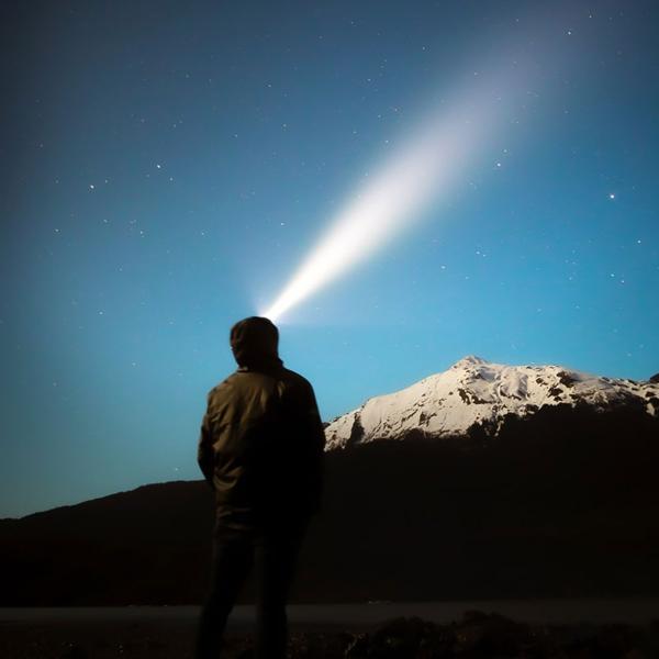 Stirnlampe mit flexiblem Kopfband und Zoomfunktion - Ideal für Outdoor, Camping & Wandern - 3 Leuchtmodi, 60 Lumen, IP44 Spritzwassergeschützt