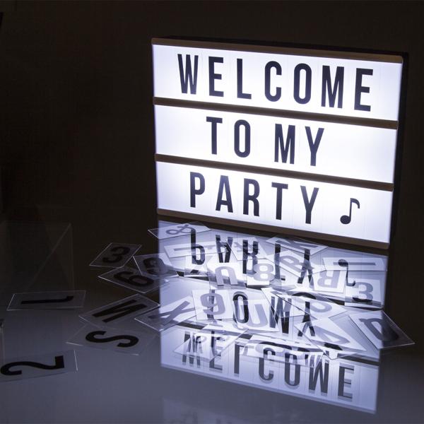 Leuchtkasten mit 84 Buchstaben & Zeichen - Mobile LED Leuchttafel für Zuhause & Geschäft - Weiss, ca. 30x22 cm, Batteriebetrieben, 3 Zeilen