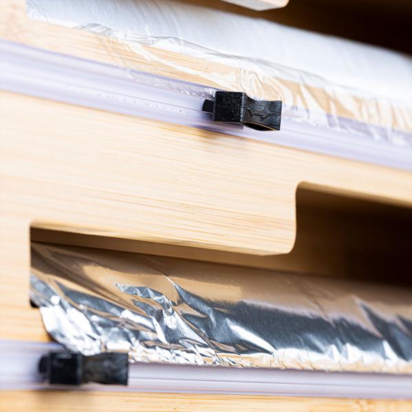 Folienspender Bambus 2in1 - Für 2 Rollen bis 30,5 cm - Integrierter Folienschneider für Alu-, Back- & Frischhaltefolie - Wandmontage möglich - 35x15x7,5 cm