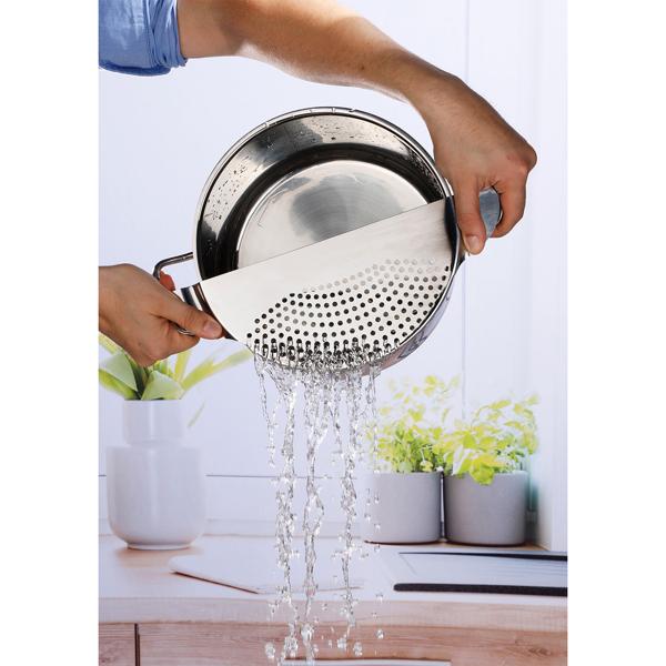 Abgiesshilfe Edelstahl für Pfannen bis Ø 24cm - Sicheres Abgiessen heisser Flüssigkeiten - Spülmaschinenfest & Halbmond-Form 33x13cm