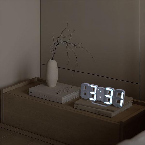 Moderne digitale 3D LED-Tisch- & Wanduhr mit Wecker, 7-Segment-Ziffern, dimmbar, zum Aufstellen oder Aufhängen, 21,5 x 7,3 cm, weiss
