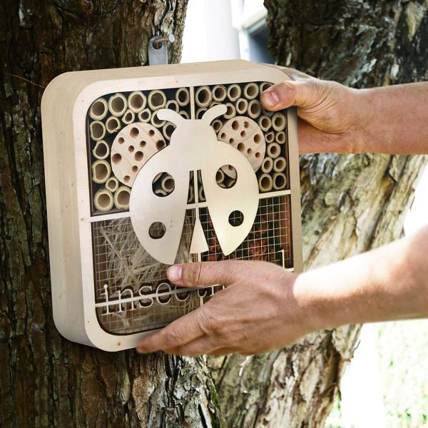 Einzigartiges Marienkäfer-Insektenhotel, Naturholz, 20x20x7cm – kinderfreundliches & originelles Design, liebevolles Zuhause für Nützlinge