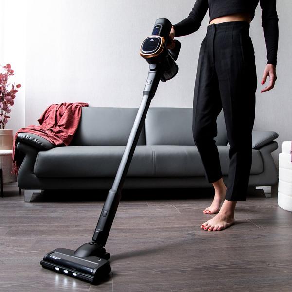 Design Akku-Staubsauger, 220 W BLDC Motor, 25,9 V Li-ION Akku, schwarz-roségold, Bürste mit LED Beleuchtung