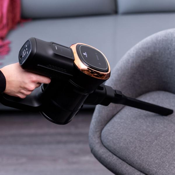 Design Akku-Staubsauger, 220 W BLDC Motor, 25,9 V Li-ION Akku, schwarz-roségold, Bürste mit LED Beleuchtung