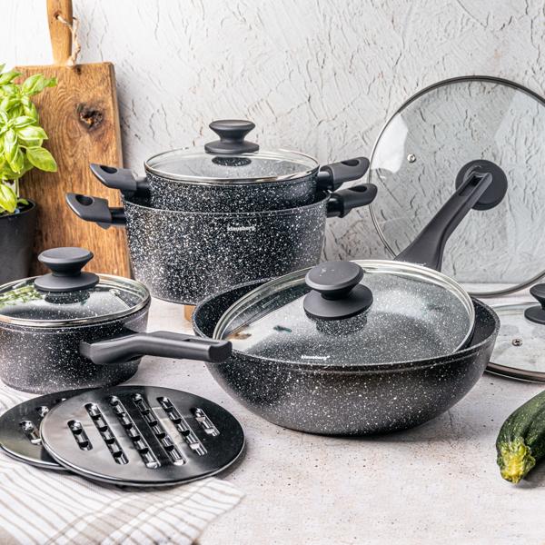 Hochwertiges Aluminium Kochset,  für Profi- & Hobbyköche – 2 Töpfe, 3 Pfannen mit Glasdeckel, Untersetzer, Soft-Touch - alle Herdarten, schwarz weiss