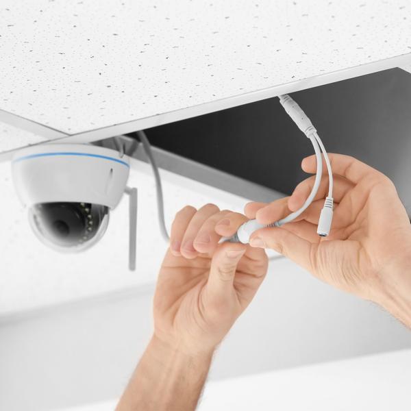 Wetterfeste WLAN-Dome-Kamera (1080p): 110° Bildwinkel, IP55-Aussenschutz. App-Live-View für Smartphone, Wand- & Deckeninstallation