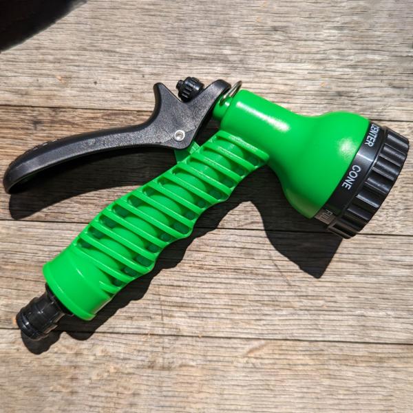 Flexibler Gartenschlauch mit Brause: 2,5 bis 7,5m, 7 Bewässerungsarten, Schnellkupplung, langlebiges und robustes Textilgewebe & Kunststoff