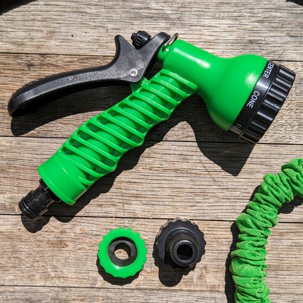 Flexibler Gartenschlauch mit Brause: 2,5 bis 7,5m, 7 Bewässerungsarten, Schnellkupplung, langlebiges und robustes Textilgewebe & Kunststoff