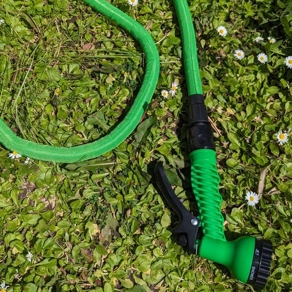 Flexibler Gartenschlauch mit Brause: 2,5 bis 7,5m, 7 Bewässerungsarten, Schnellkupplung, langlebiges und robustes Textilgewebe & Kunststoff