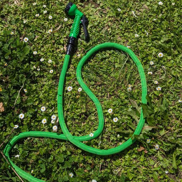 Flexibler Gartenschlauch mit Brause: 2,5 bis 7,5m, 7 Bewässerungsarten, Schnellkupplung, langlebiges und robustes Textilgewebe & Kunststoff