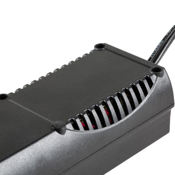 Leistungsstarker Kfz-Wechselrichter 12V auf 230V mit Steckdose & 2 USB-Ports, ideal für Auto, Camping & Reisen, zuverlässige Stromversorgung